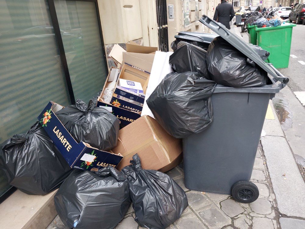 Paris'te binlerce ton çöp birikti: Mezarda emeklilik istemiyoruz - 7