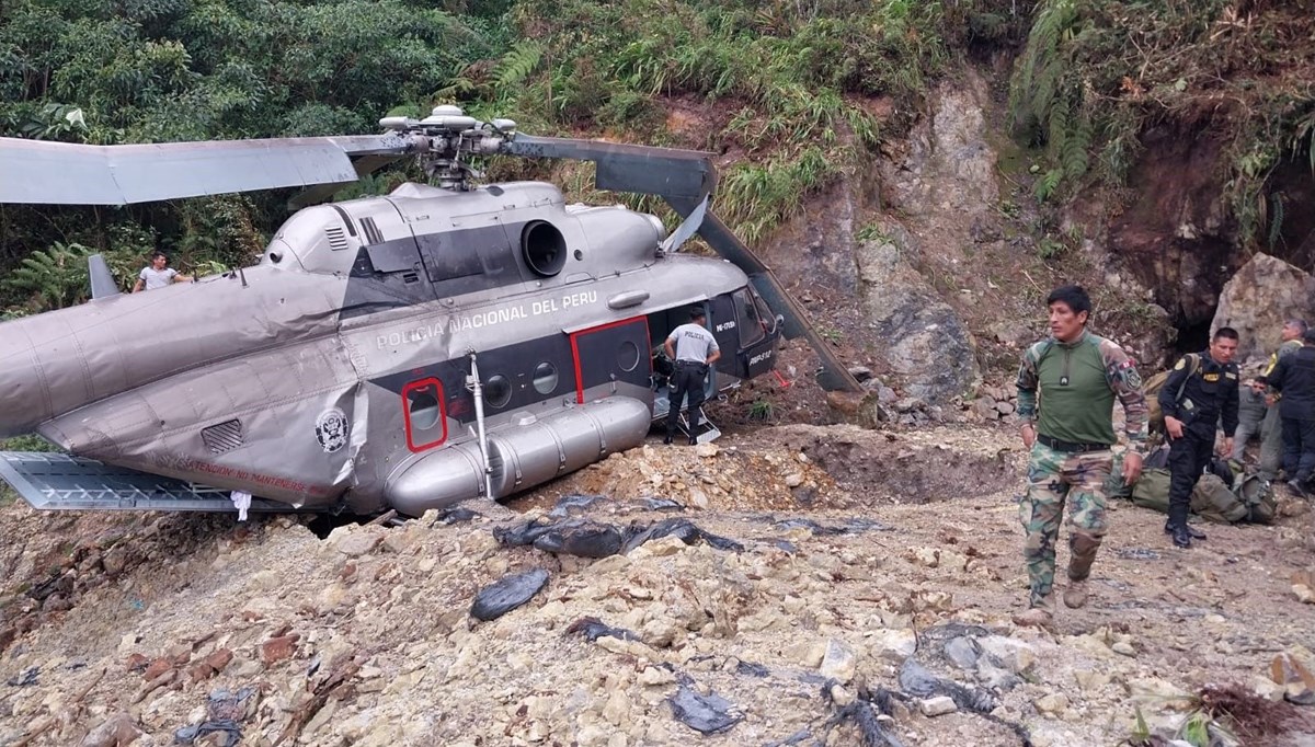 Peru'da polis helikopteri dağlık alana acil iniş yaptı Peru'da polis helikopteri dağlık alana acil iniş yaptı