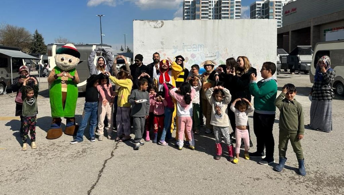 Tiyatrocular 27 Mart Dünya Tiyatro Günü'nde depremzede çocukları güldürdü