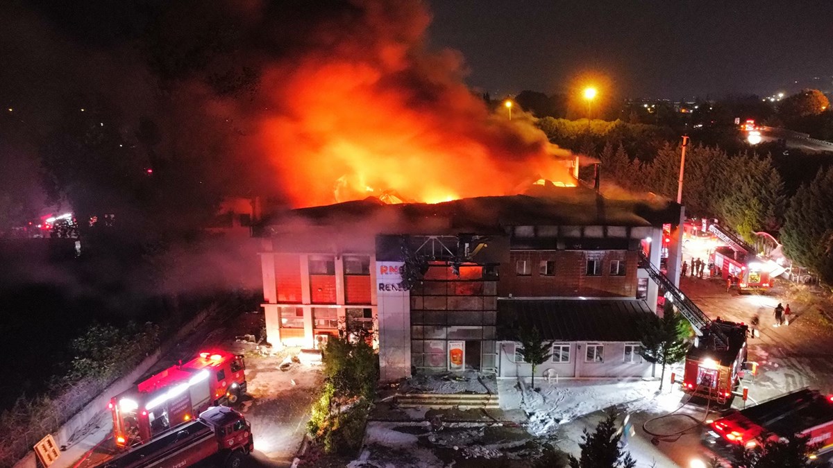 Sakarya'da fabrika yangını: Alevler geceyi aydınlattı