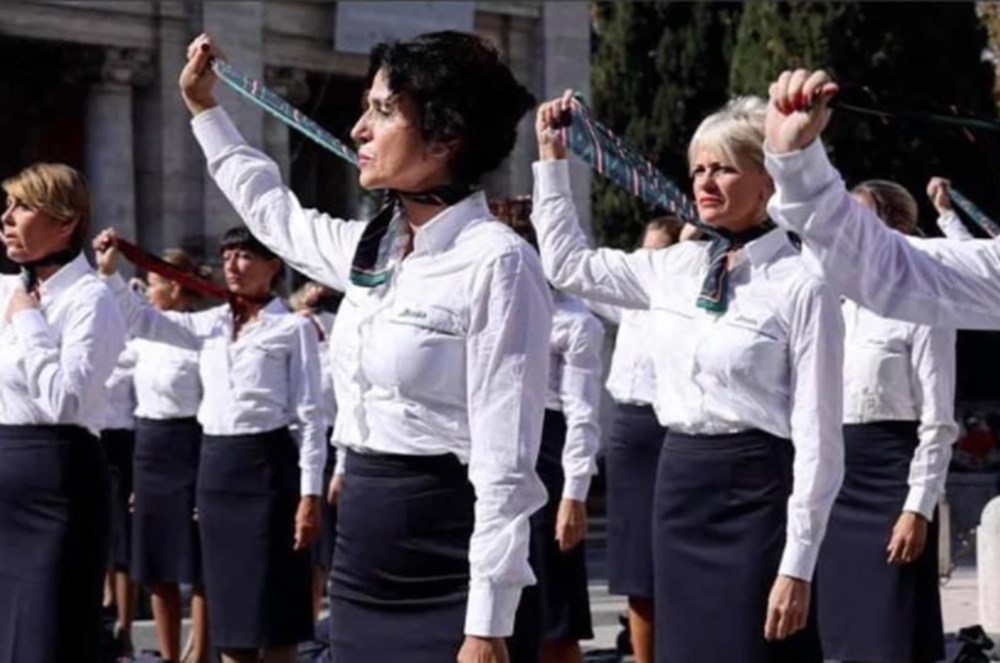 Alitalia uçuş görevlileri Roma meydanında soyunarak protesto düzenledi - 1