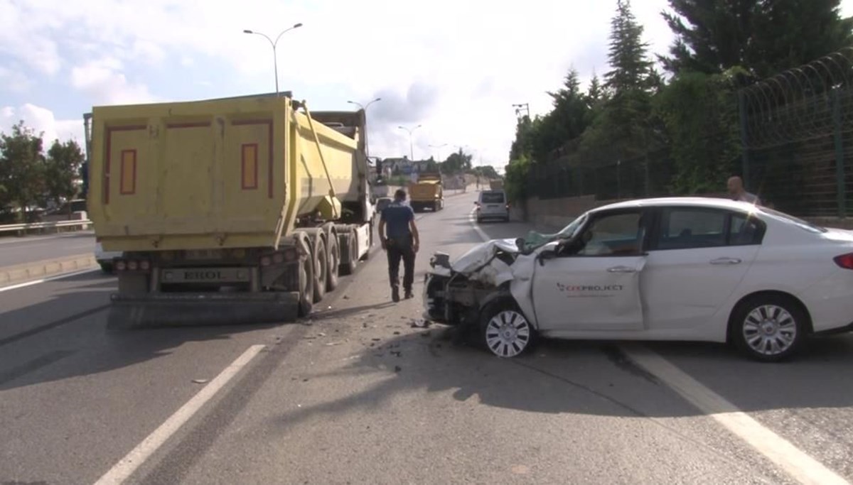 Tuzla’da otomobil, hafriyat kamyonuna çarptı: 3 yaralı