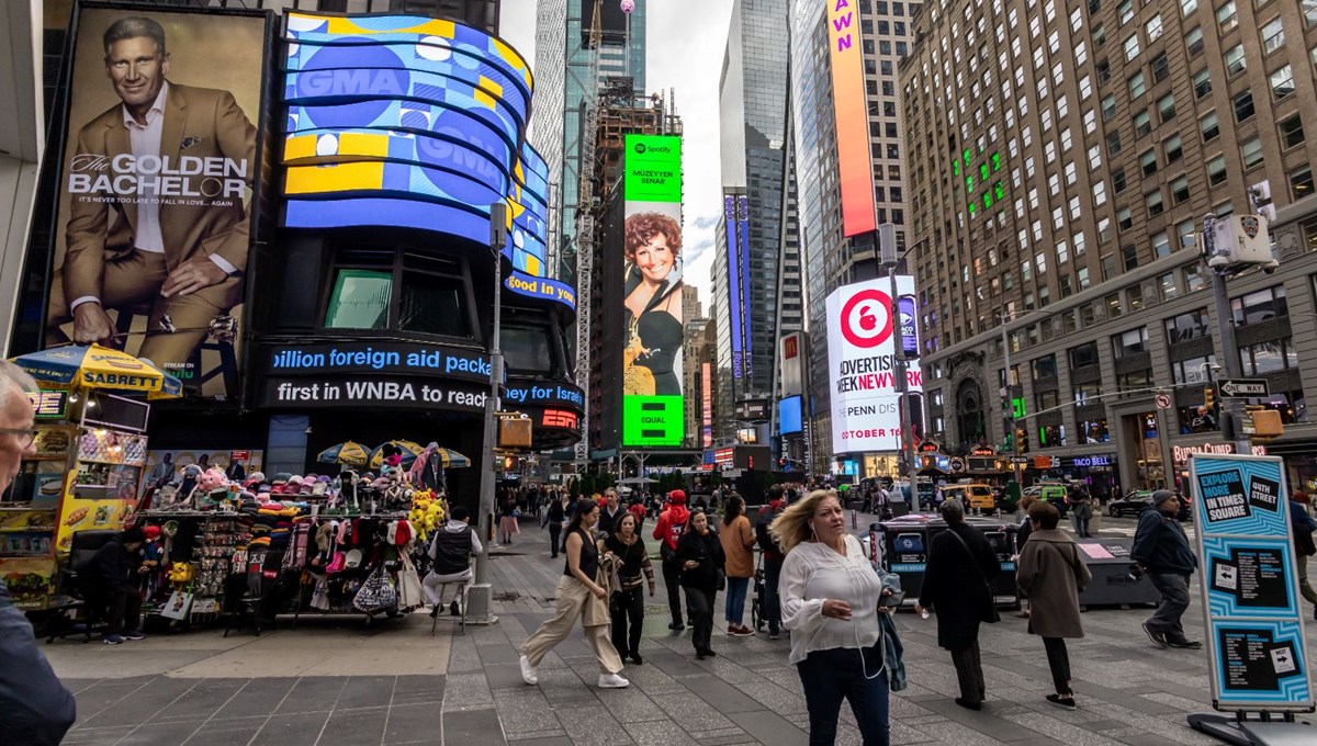 Müzeyyen Senar New York'taki Times Meydanı'nda