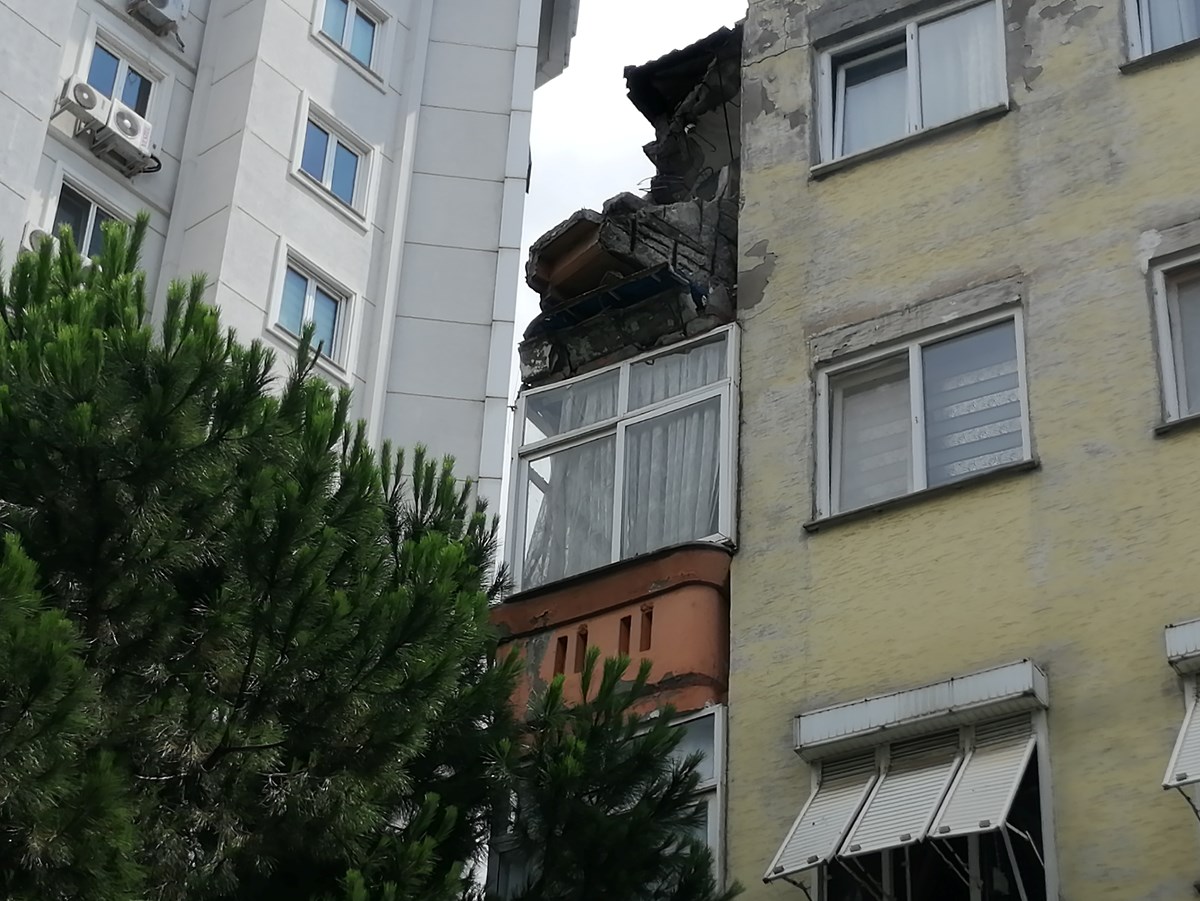 Kartal'da korku dolu anlar: 4 katlı binada balkon çöktü