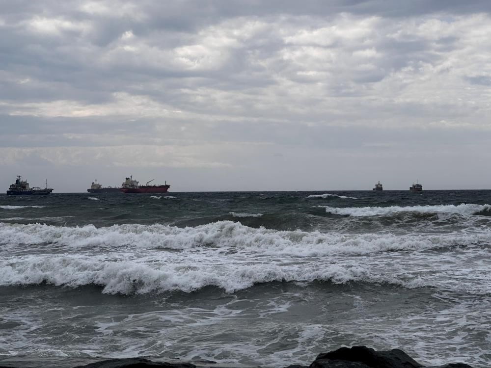 İstanbul’da beklenen fırtına etkili olmaya başladı:
Sultangazi’de dolu, Bakırköy’de dev dalgalar - 5