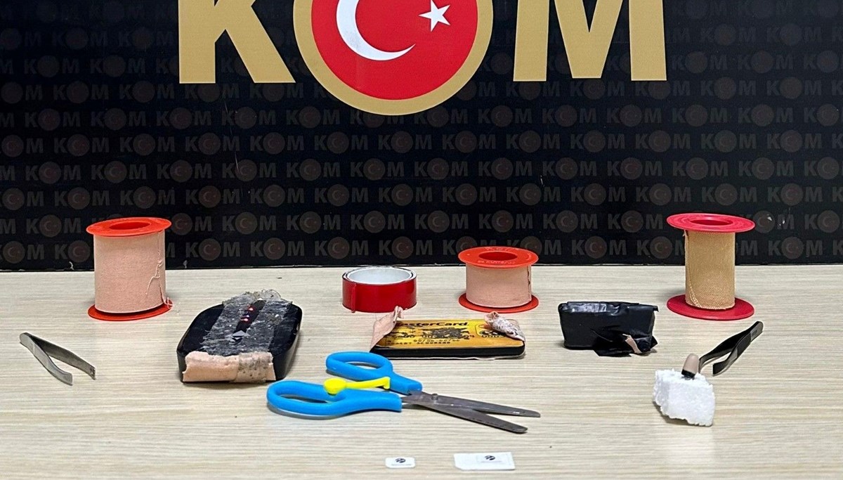 Kars'ta ehliyet sınavında kameralı kopyaya suçüstü Kars'ta ehliyet sınavında kameralı kopyaya suçüstü