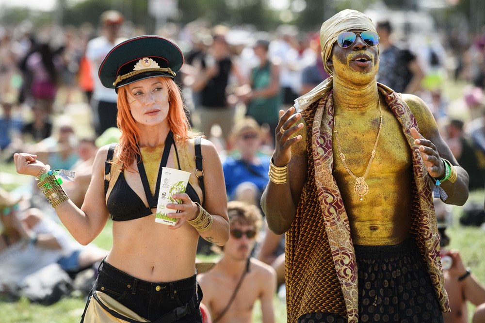 Фестиваль девушек. Гластонбери фестиваль девчонки. Glastonbury 2019. Звезды на фестивале Гластонбери. Гластонбери фестиваль девушки ню.