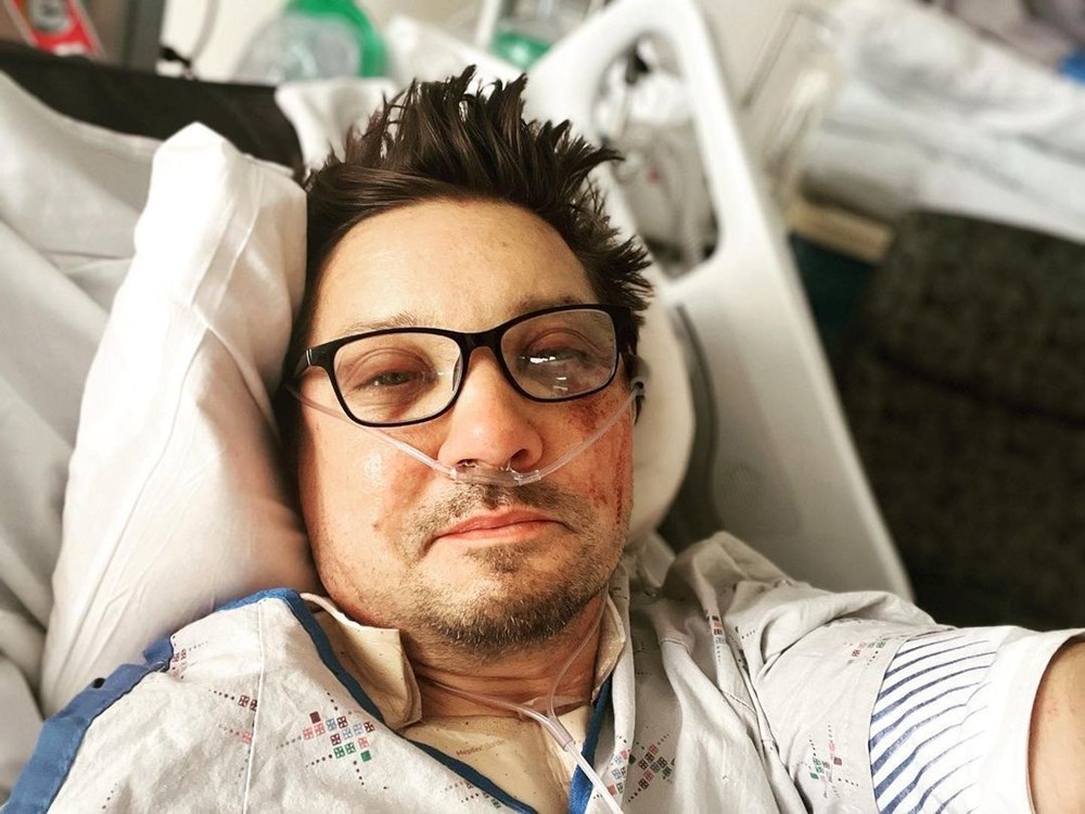 Kaza geçiren Jeremy Renner hastane yatağından ilk fotoğrafını paylaştı - 2