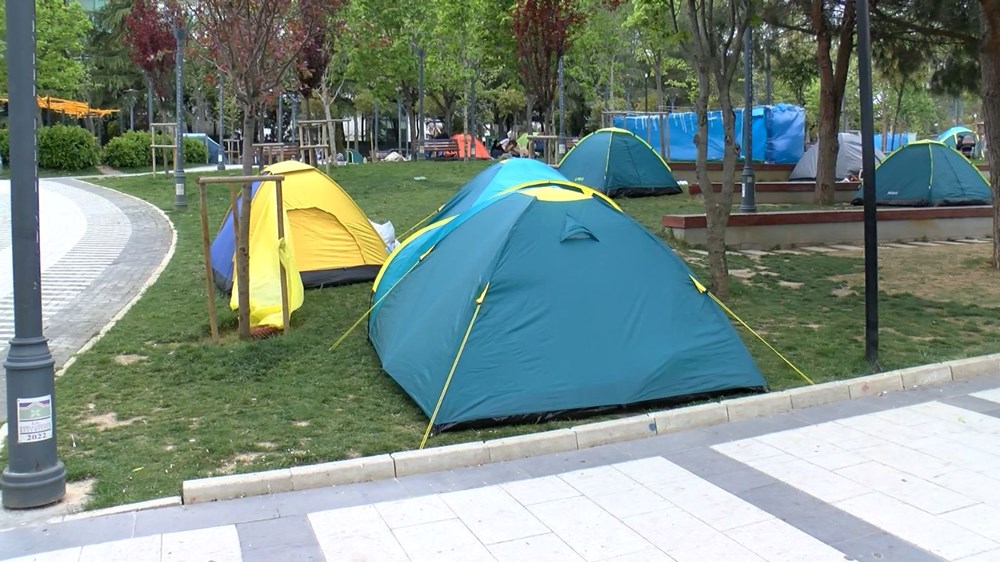 İstanbul’da kimi vatandaşlar çadırda kalmaya devam ediyor 76 DBtuOXsp 0WOi5VizeW0BA