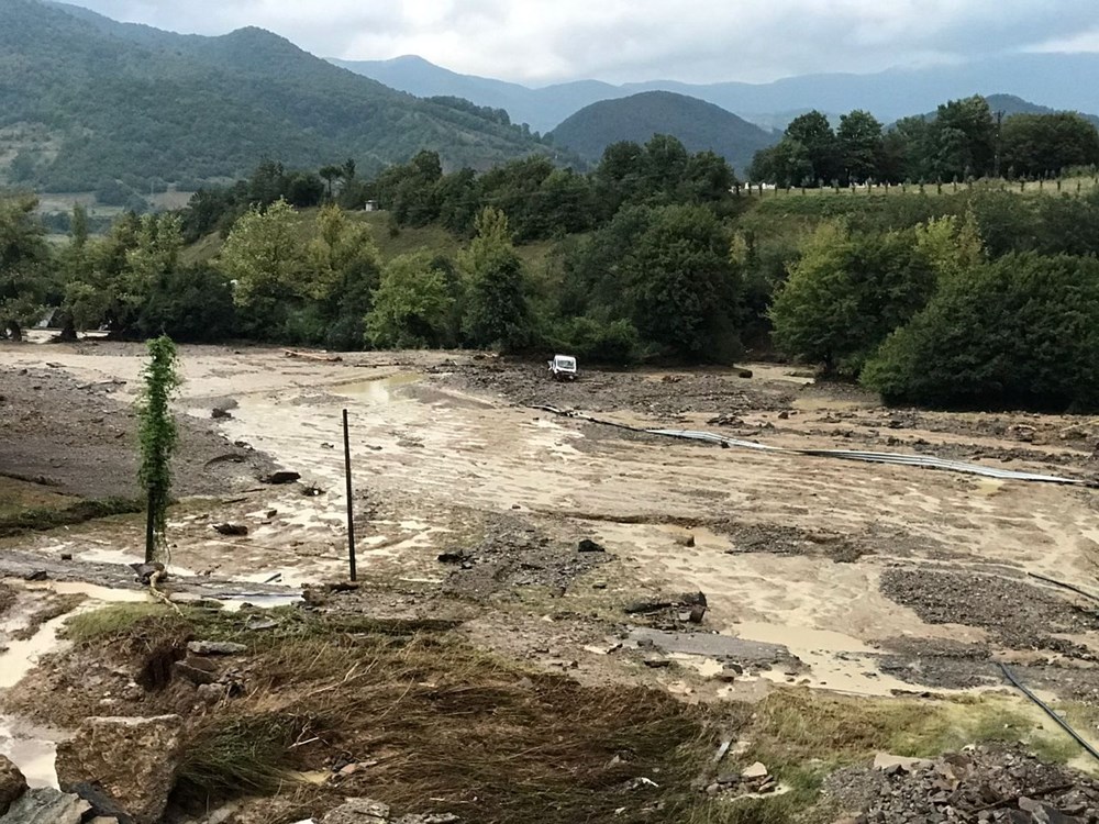 Bat� Karadeniz'i sel vurdu: 13 ya��ndaki k�z �ocu�u selde kayboldu