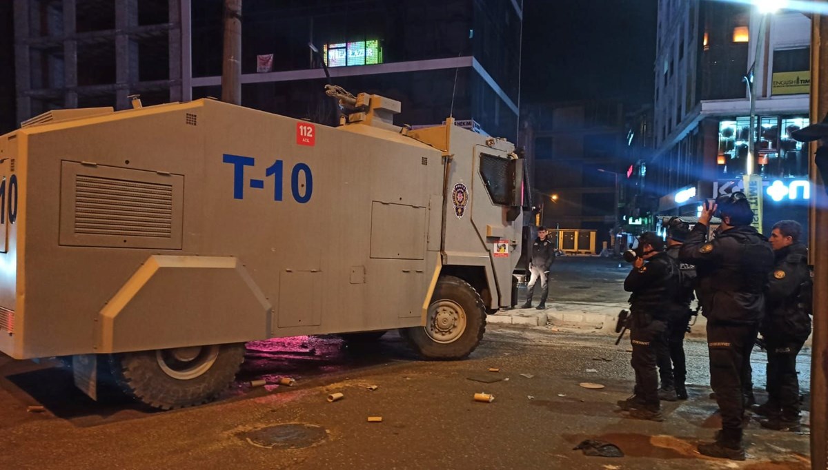 Van'da polis müdahalesi | DEM Partililerin kutlaması sonrası bazı gruplar polise taş attı Van'da polis müdahalesi | DEM Partililerin kutlaması sonrası bazı gruplar polise taş attı