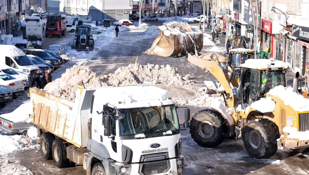 Yozgat'ya yoğun kar yağışı: Tüm ekipler seferber oldu