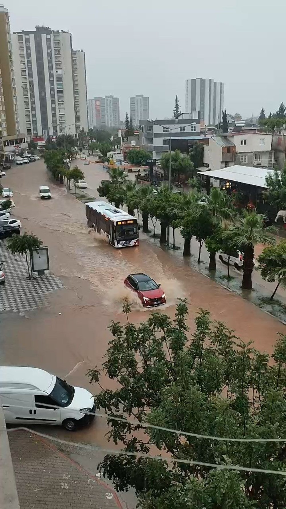 Adana ve Hatay’ı
sağanak vurdu: Ev ve iş yerlerini su bastı, araçlar yolda kaldı - 2