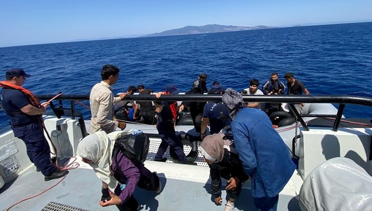 İzmir açıklarında 50 kaçak göçmen kurtarıldı İzmir açıklarında 50 kaçak göçmen kurtarıldı