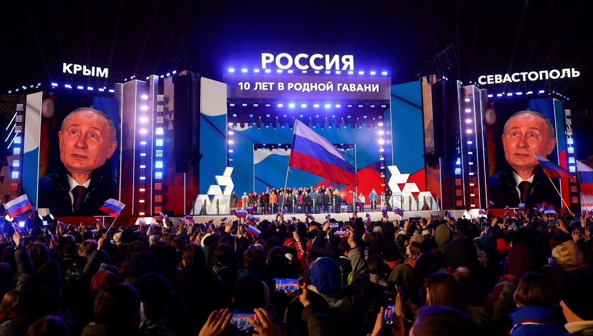 Putin'den gövde gösterisi: Seçim zaferinin ardından Kızıl Meydan'da halka seslendi Putin'den gövde gösterisi: Seçim zaferinin ardından Kızıl Meydan'da halka seslendi