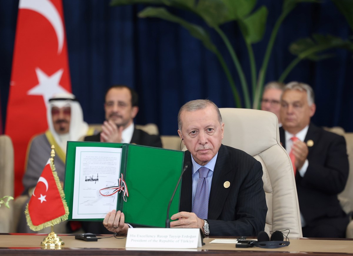 Cumhurbaşkanı Recep Tayyip Erdoğan, Şarm el-Şeyh Anlaşması imza törenine katılarak anlaşmayı imzaladı.