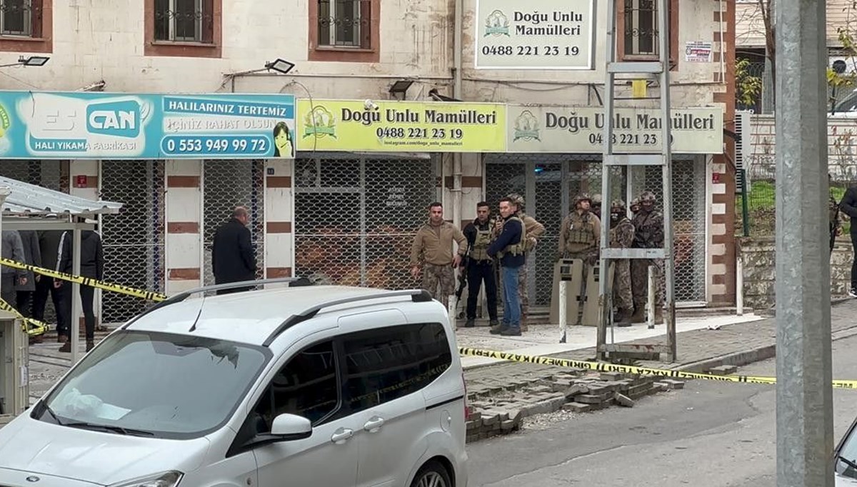Batman'da kaçak elektrik kontrolü için gelen personel rehin alındı Batman'da kaçak elektrik kontrolü için gelen personel rehin alındı