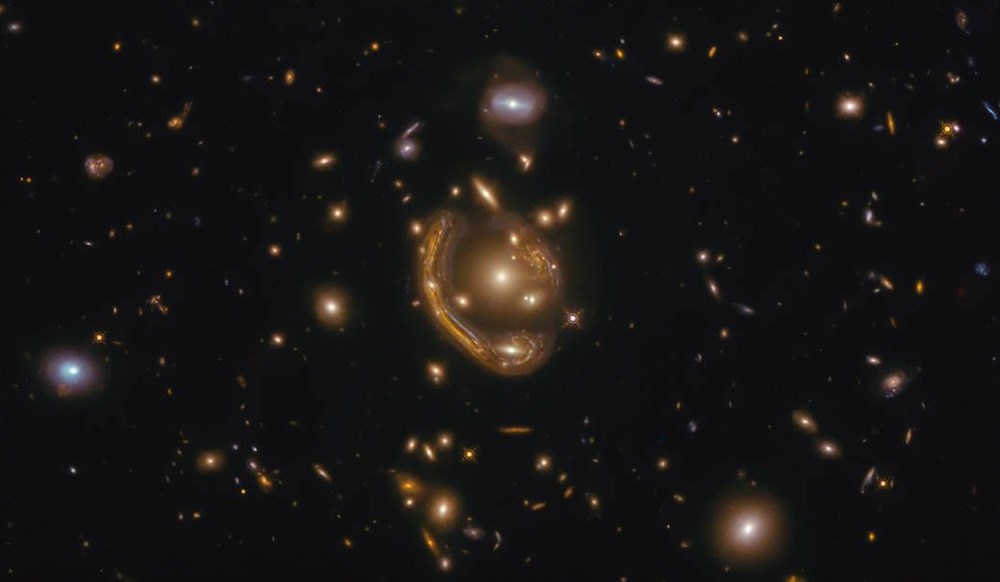 NASA Dünya'dan 3,4 milyar ışık yılı uzaklıkta bir 'Einstein halkası' görüntüledi - 1