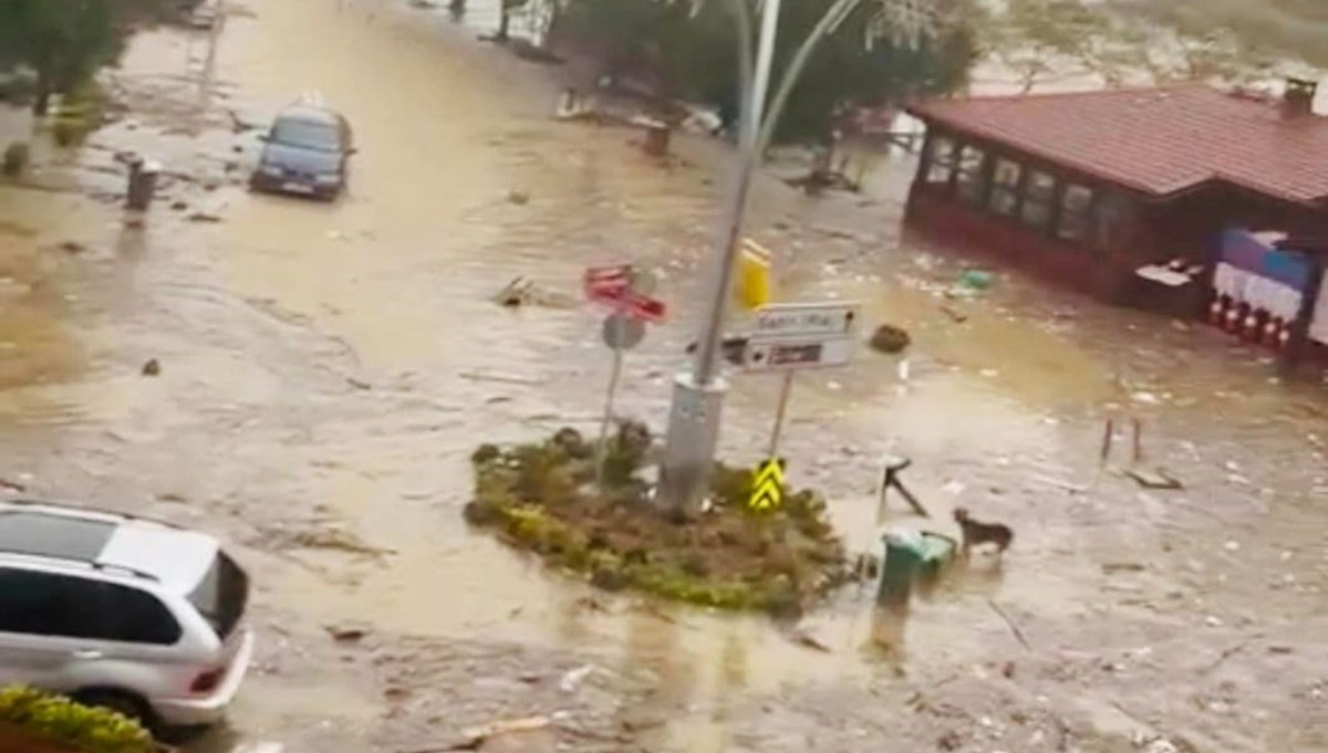 İstanbul'da şiddetli yağmur sonrası Şile'de dere taştı İstanbul'da şiddetli yağmur sonrası Şile'de dere taştı