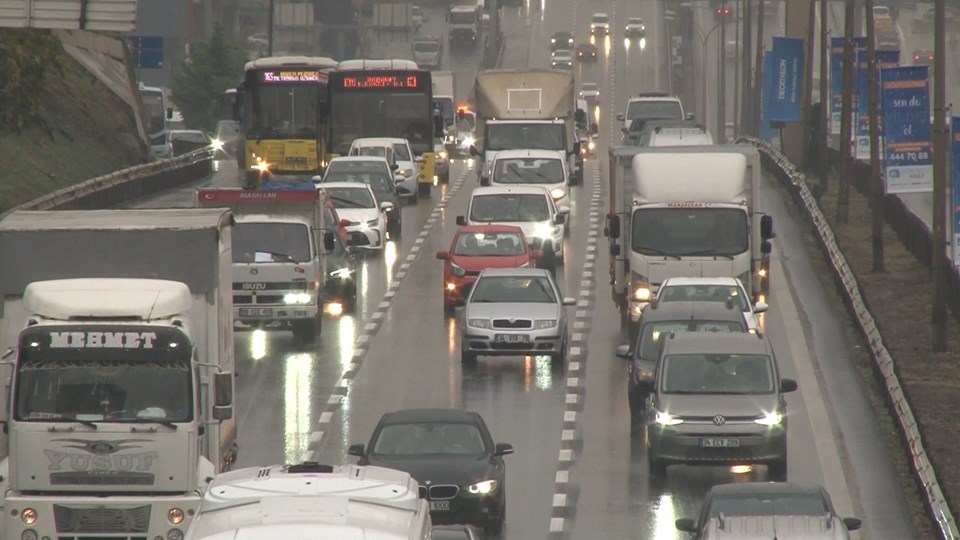 İstanbul’da yağmur trafiği vurdu: Yoğunluk yüzde 56’lara ulaştı - 1