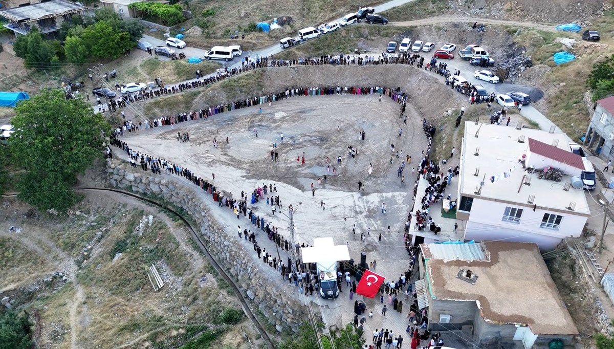 5 bin kişilik aşiret düğünü: Metrelerce uzunlukta halay zinciri oluşturuldu