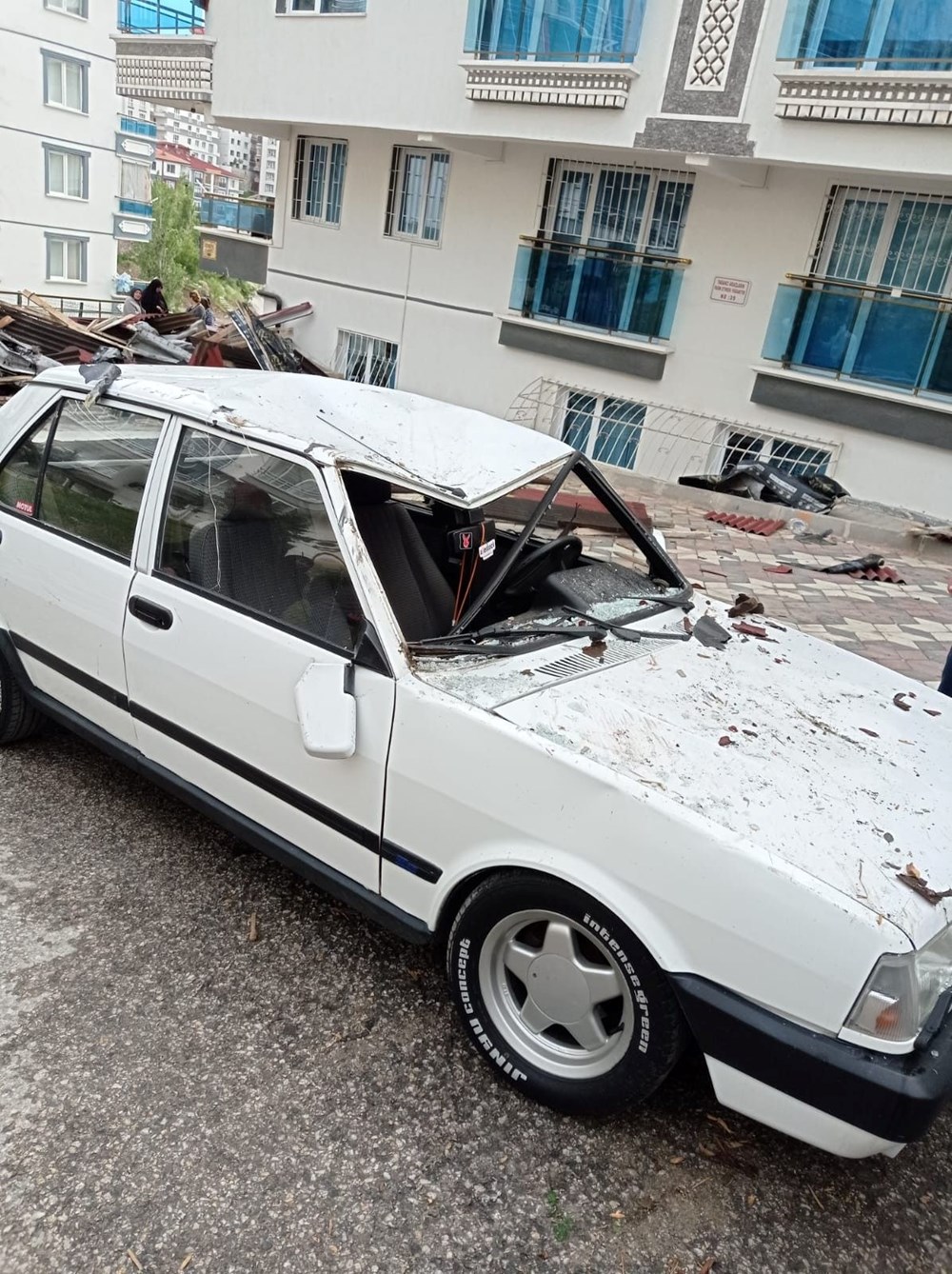 Ankara’da fırtına: Uçan çatı araçların üzerine düştü - 5