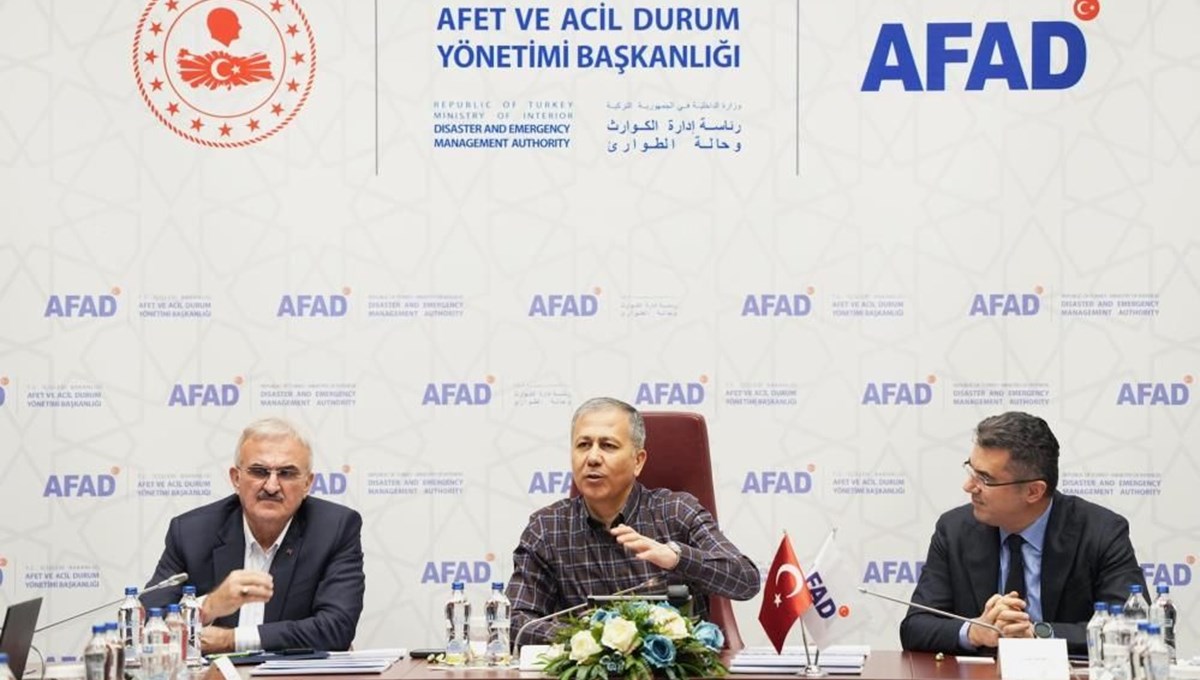 Bakan Yerlikaya, AFAD ile değerlendirme toplantısı gerçekleştirdi Bakan Yerlikaya, AFAD ile değerlendirme toplantısı gerçekleştirdi