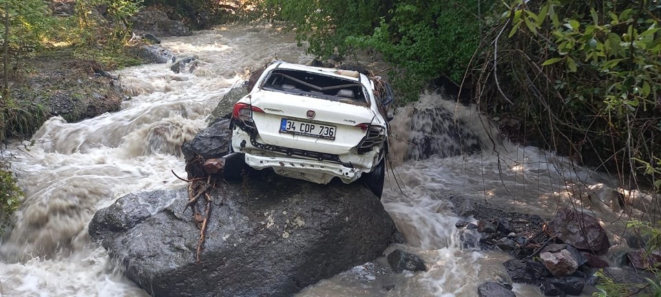 Artvin'de sel: Park halindeki otomobil derede sürüklendi - 1