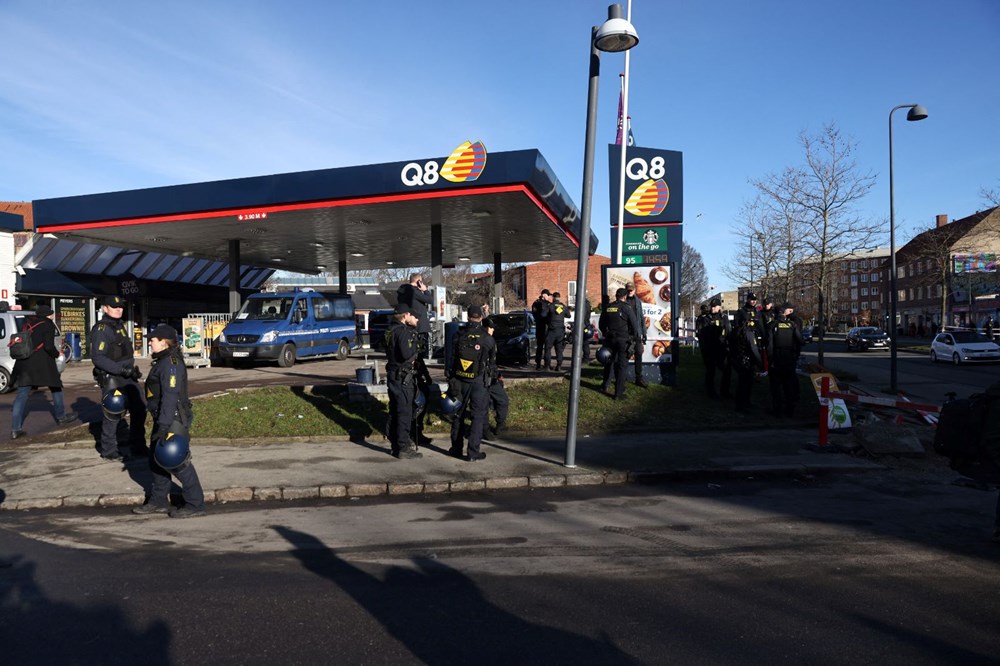 Aşırı sağcı Paludan Danimarka'da cami karşısında Kur'an-ı Kerim yaktı - 3