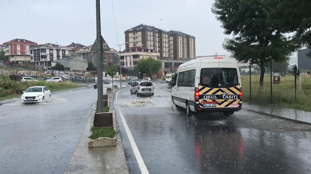 İstanbul'da şiddetli yağış: Yollar göle döndü, boğaza çamurlu su aktı - 21