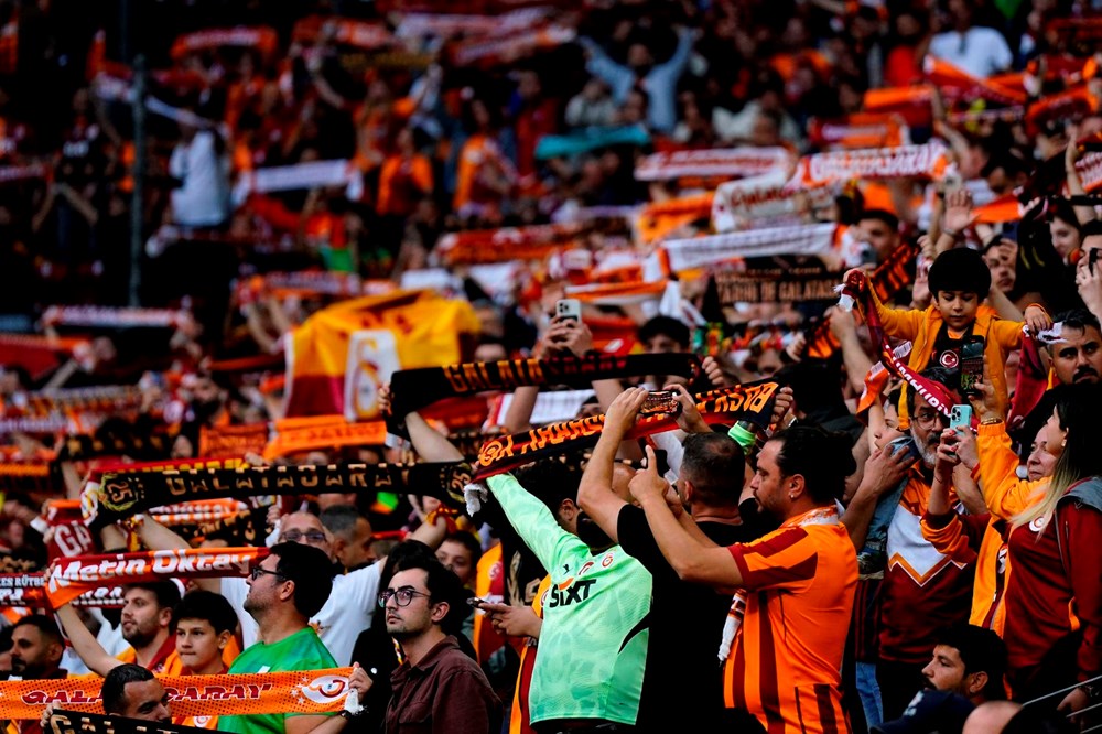 Osimhen alana çıktı, o müzik çaldı: Galatasaray taraftarı eşlik etti 79 DFp9JVB6QUyUqRs6e R0hA