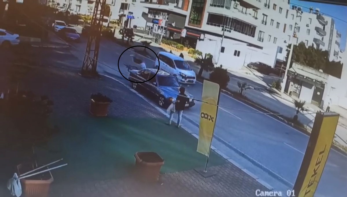 Hafif ticari aracın çarptığı bisikletli çocuk havaya uçtu Hafif ticari aracın çarptığı bisikletli çocuk havaya uçtu