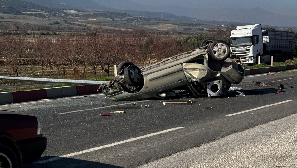 Aydınlatma direğine çarpıp takla attı: 2 yaralı