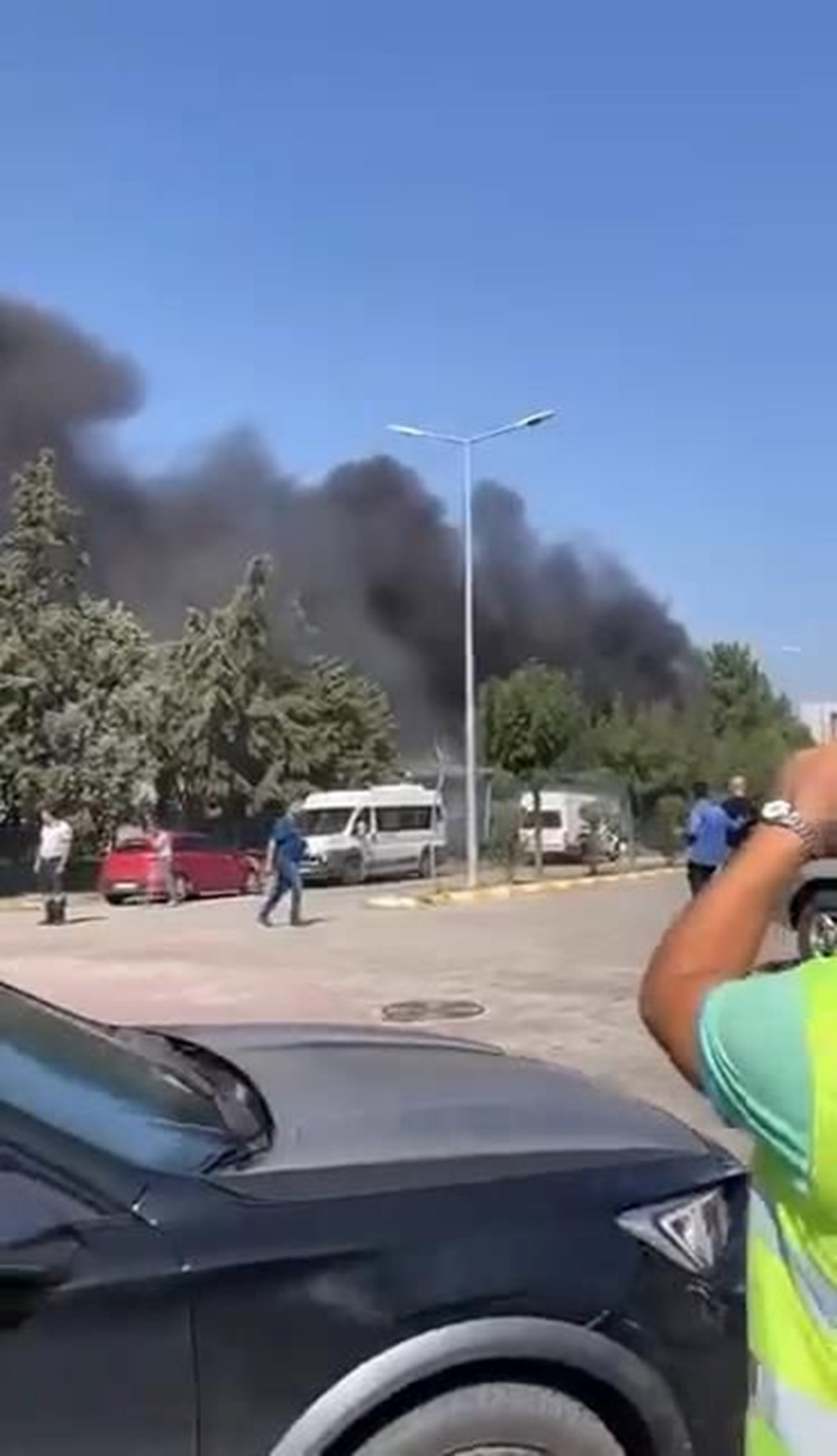 Tuzla’da boya fabrikasında yangın: Kara dumanlar gökyüzüne yükseldi - 2