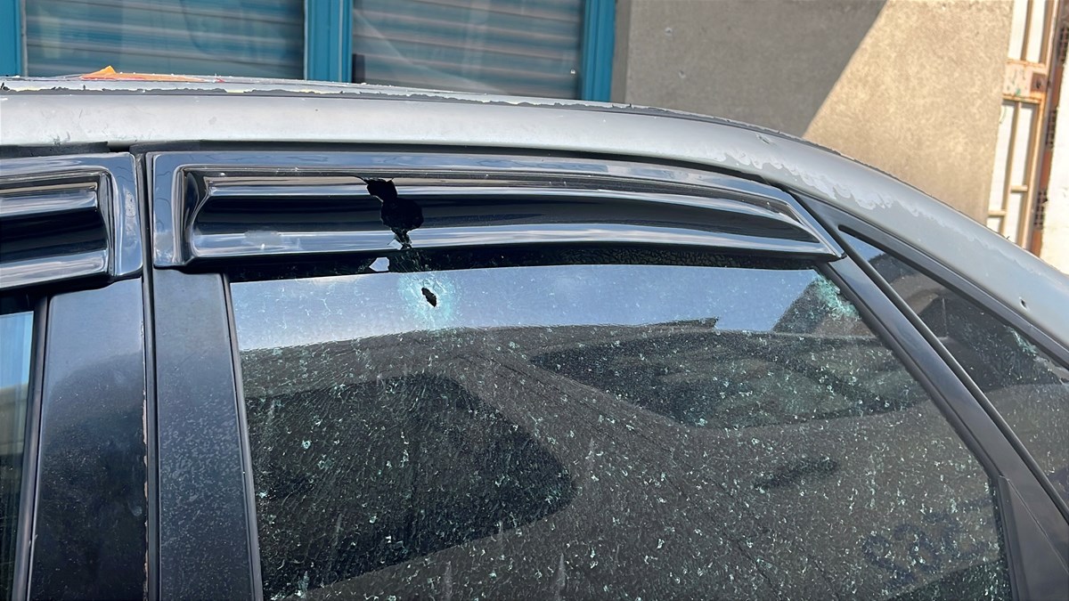 Patlamada, bir ev ve 4 otomobilde küçük çapta zarar oluştu.