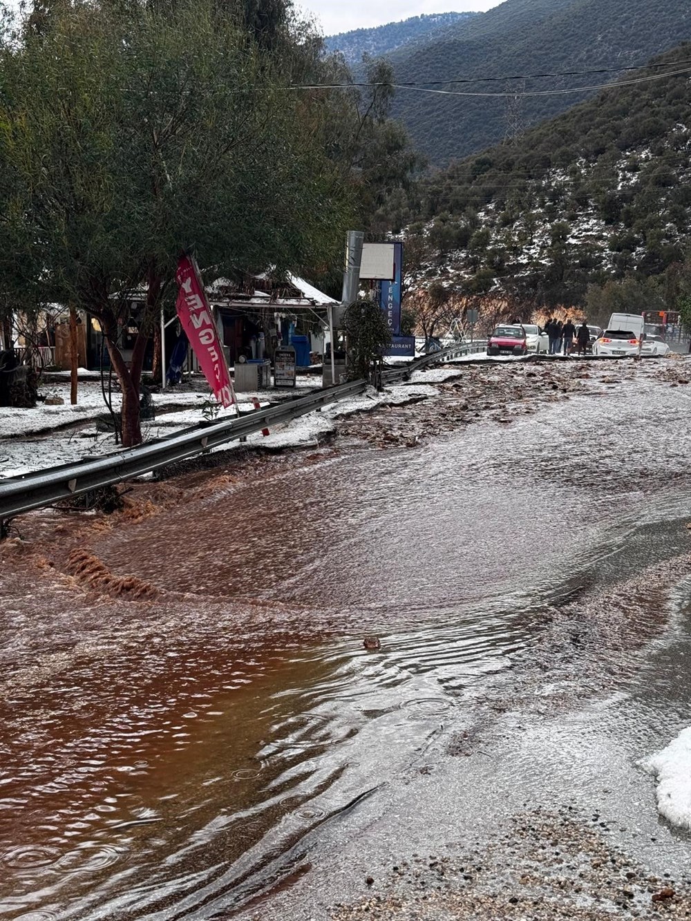 Antalya'da sel ve dolu: Yollar kapandı, sahiller çamur rengine döndü - 12