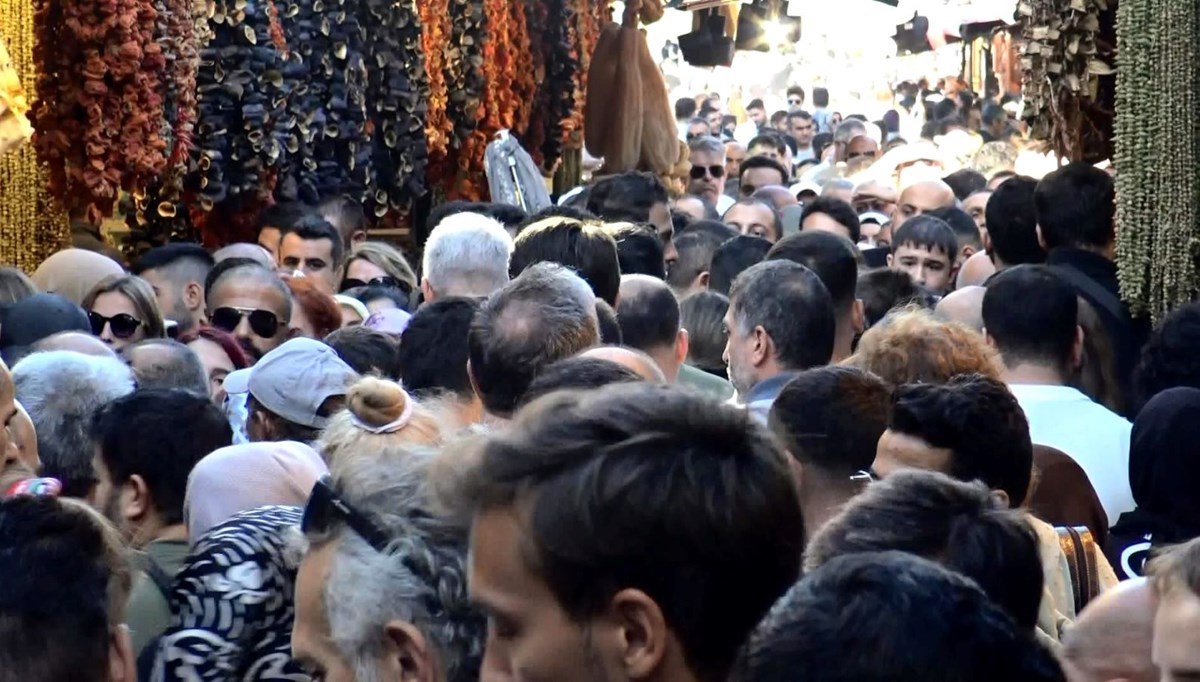 Eminönü'nde insan seli Eminönü'nde insan seli