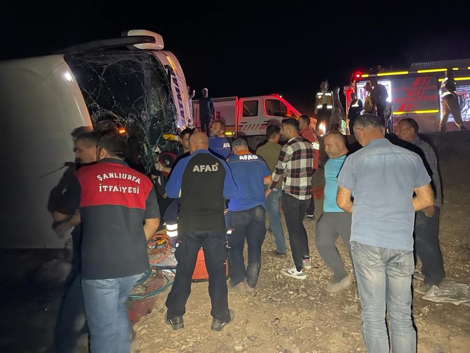 Şanlıurfa'da yolcu otobüsüyle kamyonet şarampole devrildi: 25 yaralı - 1