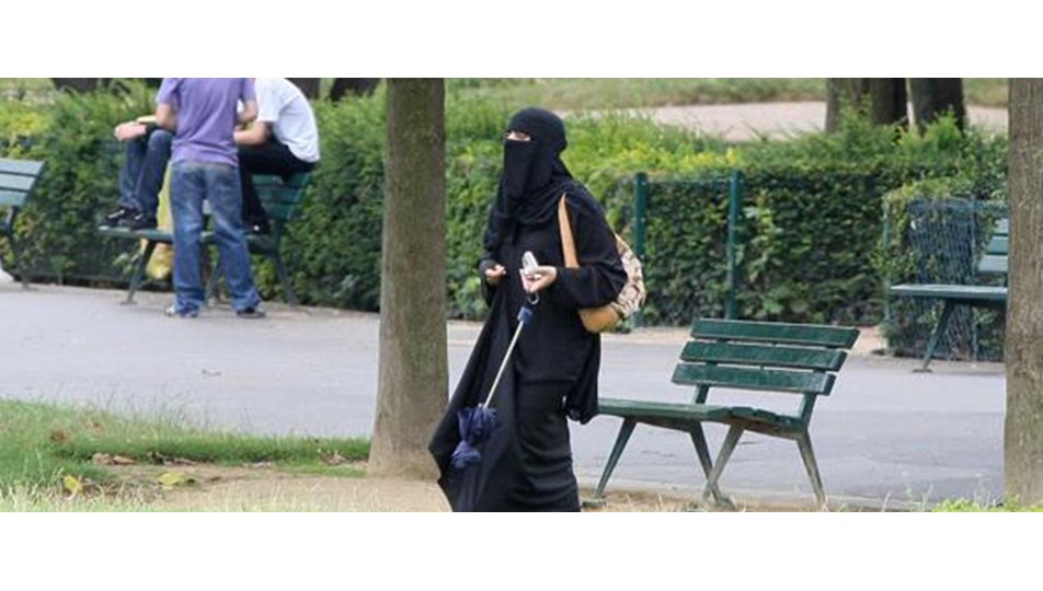 Parisli imamdan çarşafa destek