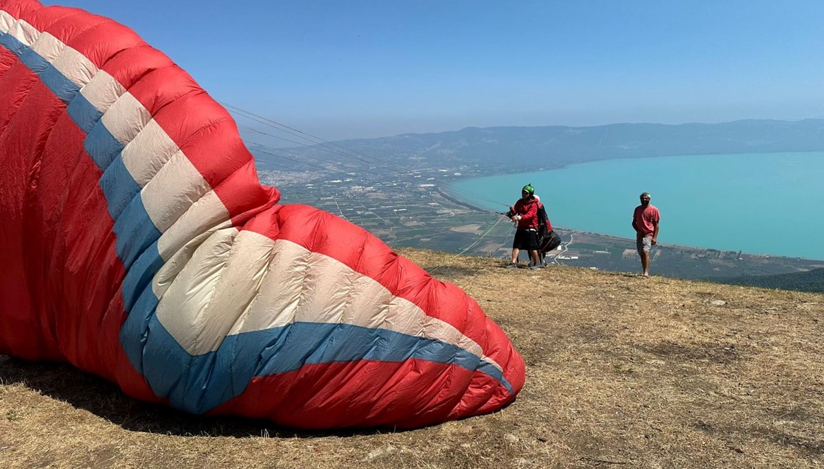 İznik Gölü turkuaza büründü! yamaç paraşütüne akın başladı