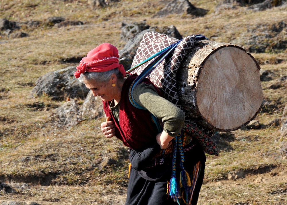 Karadeniz'in çalışkan kadınları: Köy toplansa evde tutamaz - 4