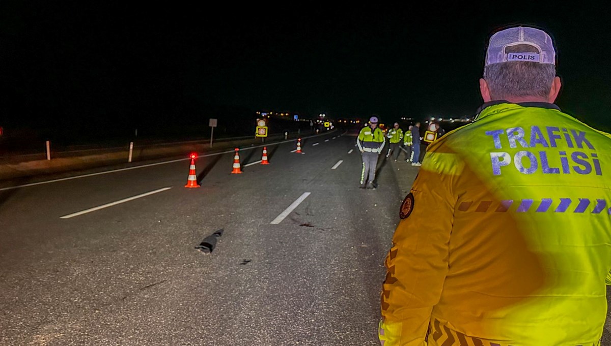 Uşak'ta iki otomobilin çarptığı yaya öldü