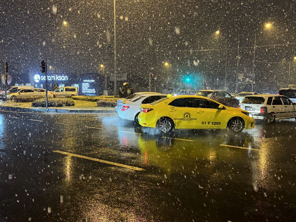 Ulaşıma kar engeli: Araçlar yolda kaldı, kazalar nedeniyle trafik durdu - 8