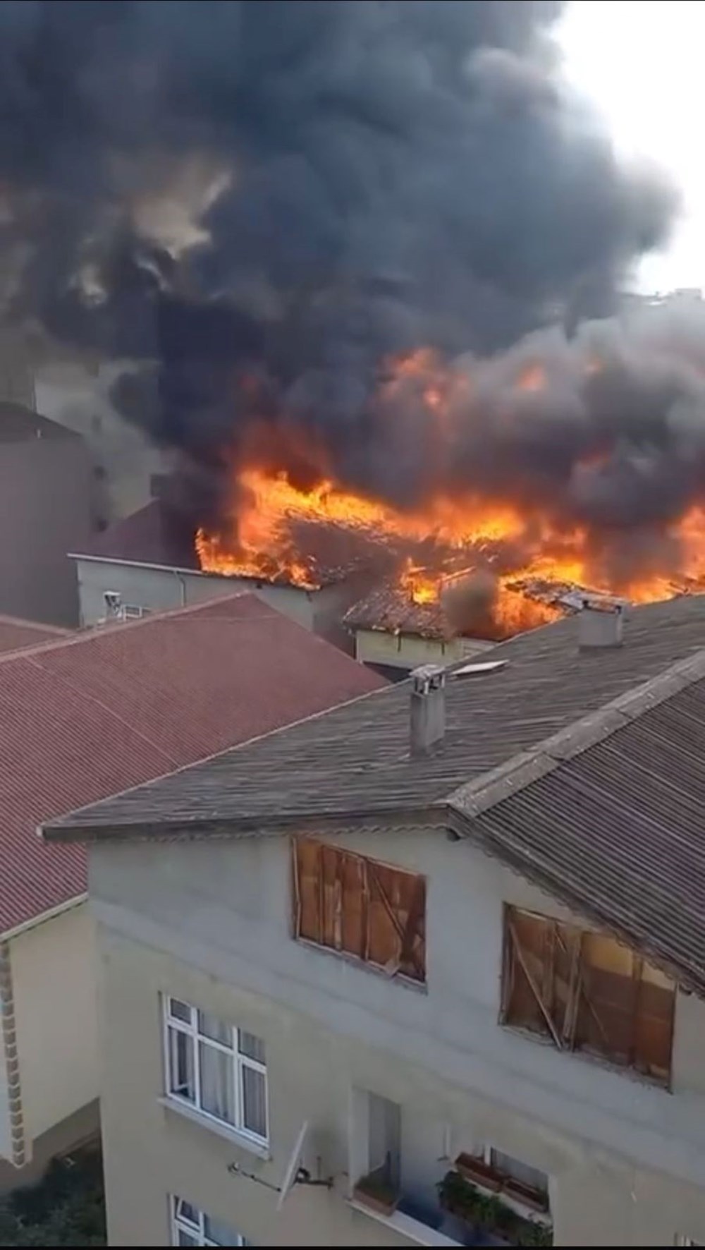 Tuzla'da tadilat sırasında yangın çıktı: 4 binanın çatısı alev alev yandı - 1