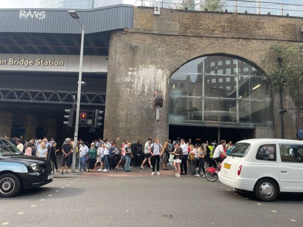 Londra Köprüsü istasyonundaki yolcular tahliye edildi.