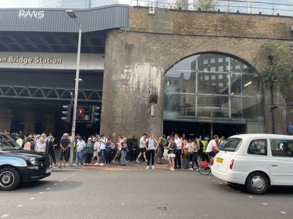 Londra Köprüsü istasyonundaki yolcular tahliye edildi. 