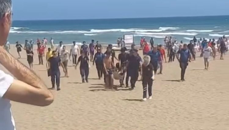 Dalgalı denize giren genç boğuldu