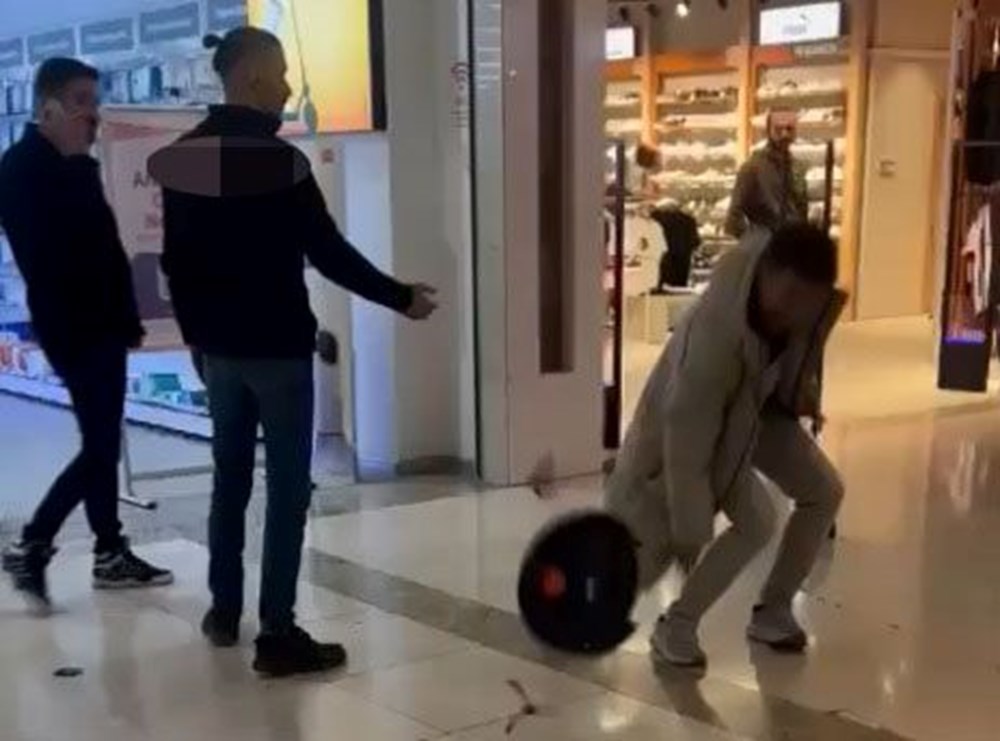 Süpürge Kabusu: Vatandaş, Defalarca Bozulan Süpürgesini Mağaza Önünde İmha Etti 73 DJrjtbe9SEKHrlSQ 9fiQw