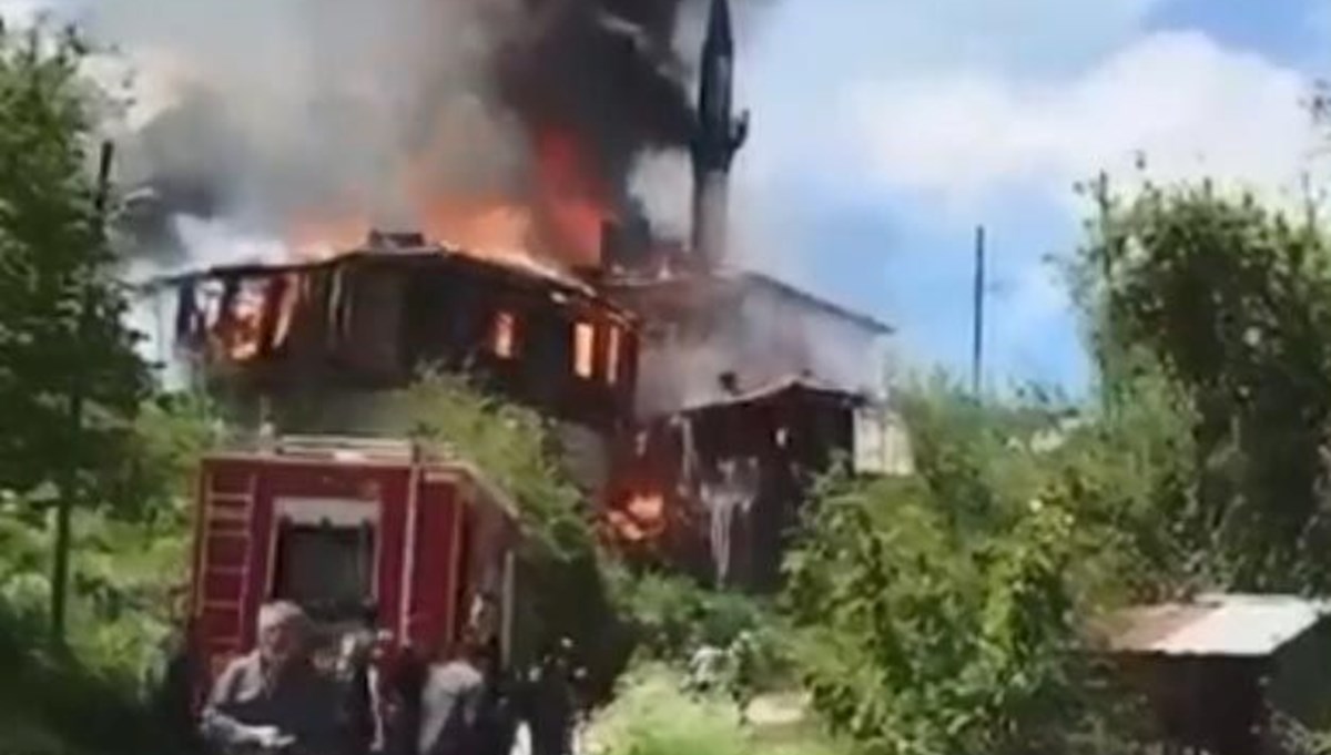 Köyde yangın paniği: Alevler bir anda büyüdü, bir cami ve evler yandı Köyde yangın paniği: Alevler bir anda büyüdü, bir cami ve evler yandı