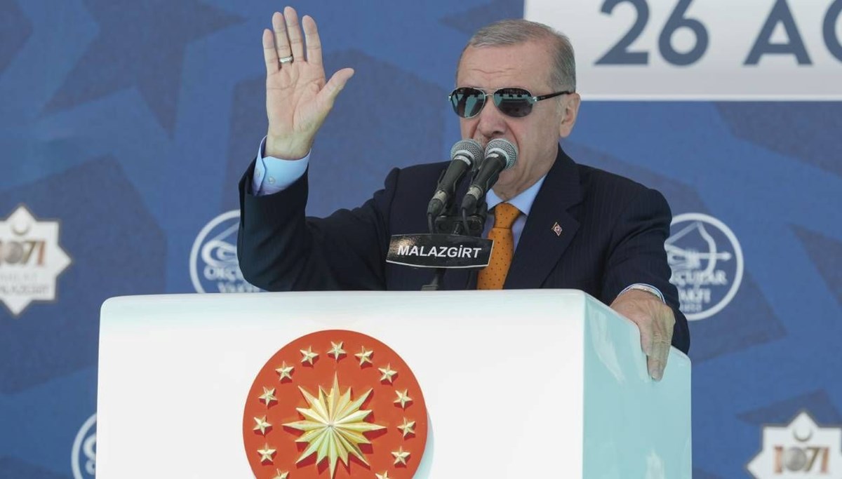 Erdoğan açıklamalarda bulunuyor